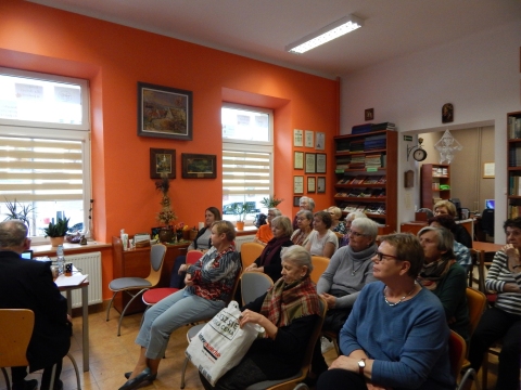 Zdjęcie prezentuje spotkanie z Jerzym Michałem Sołdkiem w ramach Powiatowego Klubu Książki, które odbyło się w Powiatowej Bibliotece Publicznej 25 października 2023 r. o godzinie 12:00.