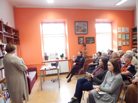 Zdjęcie prezentuje spotkanie autorskie z Katarzyną Dorosz-Dębską w ramach Powiatowego Klubu Książki, które odbyło się w Powiatowej Bibliotece Publicznej 26 kwietnia 2023 r. o godz. 12.00.
