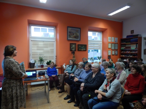 Zdjęcie prezentuje spotkanie z psychologiem Katarzyną Dorosz-Dębską w ramach Powiatowego Klubu Książki, które odbyło się w Powiatowej Bibliotece Publicznej 21 listopada 2023 r. o godzinie 12.00.