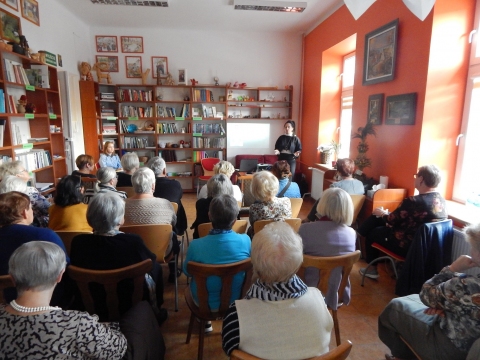 Zdjęcie prezentuje spotkanie autorskie z Mają Wolny w ramach Powiatowego Klubu Książki.