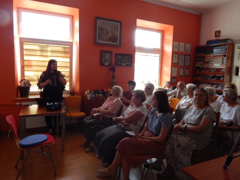 Zdjęcie prezentuje spotkanie z Martyną z Projektu Rumunia w ramach Powiatowego Klubu Książki, które odbyło się w Powiatowej Bibliotece Publicznej 21 czerwca 2023 r. o godz. 12.00.