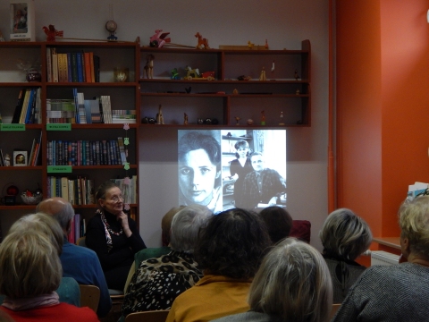 Zdjęcie prezentuje spotkanie autorskie z Wandą Michalak w ramach Powiatowego Klubu Książki, które odbyło się w Powiatowej Bibliotece Publicznej 25 stycznia 2023 r. o godz. 12.OO.