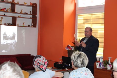 Zdjęcie prezentuje spotkanie autorskie ze Zbigniewem Kiełbem w ramach Powiatowego Klubu Książki, które odbyło się 22 maja 2024 r. w Powiatowej Bibliotece Publicznej w Puławach.