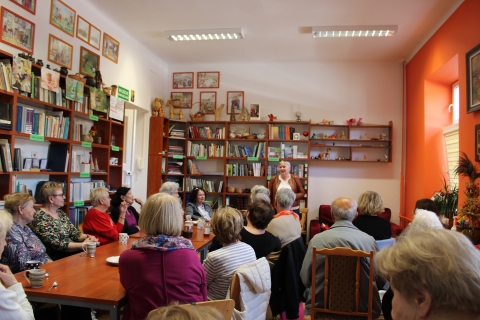 Zdjęcie prezentuje spotkanie Powiatowego Klubu Książki, które odbyło się 20 maja 2025 r. o godzinie 13:00 w Powiatowej Bibliotece Publicznej w Puławach a dotyczyło życia i twórczości Stefana Żeromskiego. Wykład poprowadziła Magdalena Wójcikiewicz, wieloletni pracownik Wojewódzkiej Biblioteki Publicznej im. Hieronima Łopacińskiego w Lublinie. 