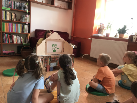 Zdjęcie przedstawia lekcję biblioteczną dla grupy „Puchatki” w Powiatowej Bibliotece Publicznej w Puławach, która odbyła się 20 czerwca 2023 r.