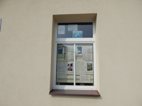 Zdjęcie prezentuje wystawę na oknach Powiatowej Biblioteki Publicznej w Puławach promującą  wakacyjne propozycje książkowe z wyrazem „słońce” w tytule. 