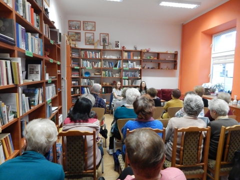 Zdjęcie prezentuje spotkanie autorskie z Anną Magdaleną Filipiak w ramach Powiatowego Klubu Książki, które odbyło się w Powiatowej Bibliotece Publicznej 30 listopada 2022 r. o godz. 12.OO.