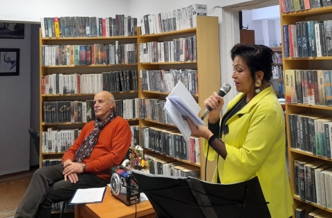 Zdjęcie prezentuje program liryczny „Miłość jest wszystkim” , które odbyło się w Bibliotece Publicznej w Kazimierzu Dolnym.