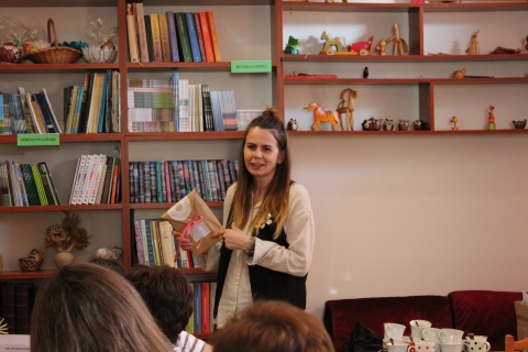 Zdjęcie prezentuje szkolenie dla bibliotekarzy z terenu powiatu puławskiego, kute odbyło się  17 kwietnia 2026 r. w Powiatowej Bibliotece Publicznej w Puławach. Na zdjęciu Paulina Zielińska.