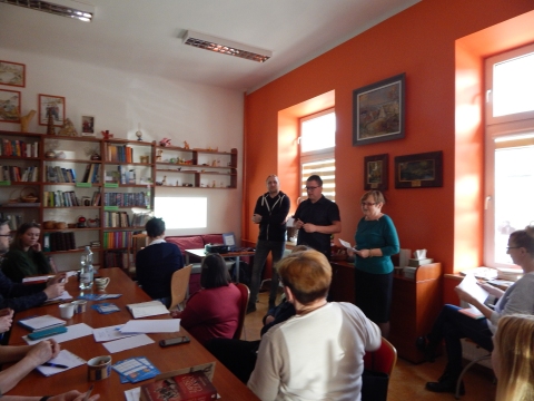 Zdjęcie prezentuje seminarium szkoleniowe, które odbyło się w Powiatowej Bibliotece Publicznej w Puławach 22 marca 2023 r. na temat historii mówionej. 