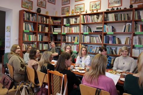 Zdjęcie prezentuje fotorelację ze szkolenia „Między pasją, a wypaleniem – jak dbać o motywację w pracy bibliotekarza”, które odbyło się 13 lutego 2026 r. w Powiatowej Bibliotece Publicznej w Puławach. Na zdjęciu bibliotekarze z terenu powiatu puławskiego. 