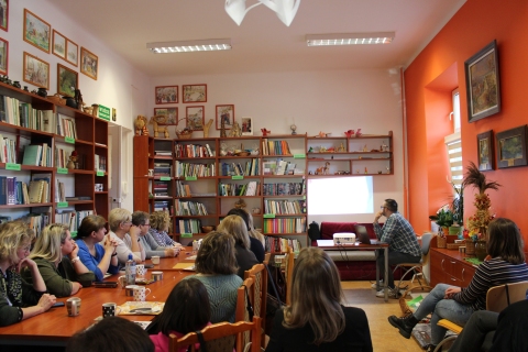 Zdjęcie prezentuje szkolenie dla bibliotekarzy z terenu powiatu puławskiego, które odbyło się 7 listopada 2025 r. o godz. 9:30 w Powiatowej Bibliotece Publicznej w Puławach.