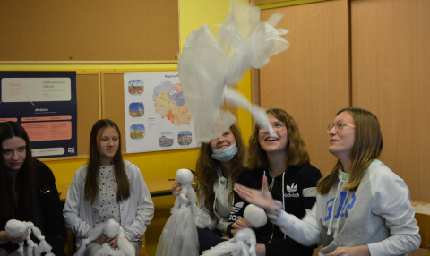 Zdjęcie przedstawia profilaktyczne warsztaty teatralne pt.: „Chcę powiedzieć, że…” dla kazimierskich uczniów.