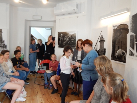 Zdjęcie prezentuje uroczyste wręczenie nagród w powiatowym konkursie plastycznym „Z wizytą w bajkowym świecie Marii Konopnickiej”. 