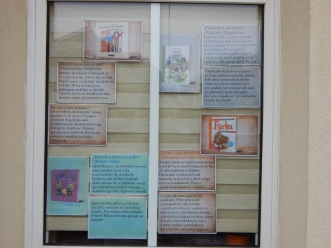 Zdjęcie prezentuje wystawę na oknach Powiatowej Biblioteki Publicznej w Puławach pt. „Literackie życzenia dla babci i dziadka”.