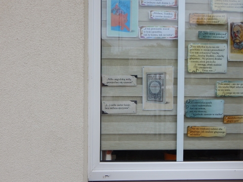 Zdjęcie prezentuje wystawę na oknach Powiatowej Biblioteki Publicznej w Puławach prezentującą najsłynniejsze cytaty z utworów Aleksandra Fredry.