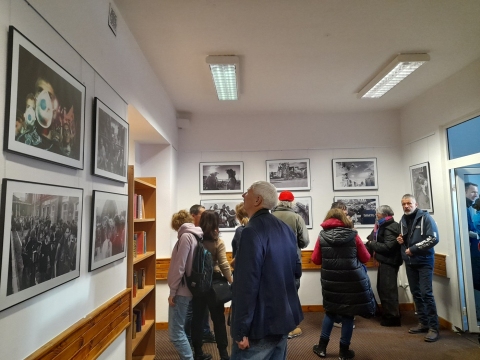 Zdjęcie przedstawia wernisaż wystawy fotografii Jacka Bodzaka „Peace, Love and Freedom”, który odbył się 4 stycznia 2025 r. w Bibliotece Publicznej w Kazimierzu Dolnym. 