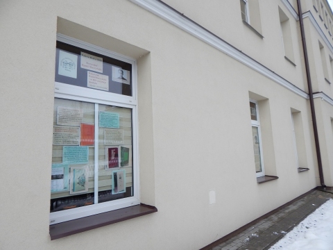 Wystawa na oknach bibliotek prezentująca życie i twórczość Krzysztofa Kamila Baczyńskiego