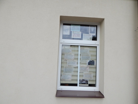 Zdjęcie prezentuje wystawę na oknach Powiatowej Biblioteki Publicznej w Puławach poświęconą życiu i twórczości Marii Konopnickiej.