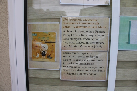 Zdjęcie prezentuje wystawę na oknach Powiatowej Biblioteki Publicznej prezentującą letnie propozycje czytelnicze dla najmłodszych.