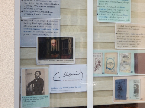 Wystawa na oknach biblioteki prezentująca życie i twórczość Cypriana Kamila Norwida.