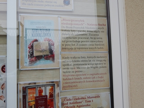 Wystawa na oknach bibliotek prezentująca propozycje literackie zawierające świąteczne motywy.