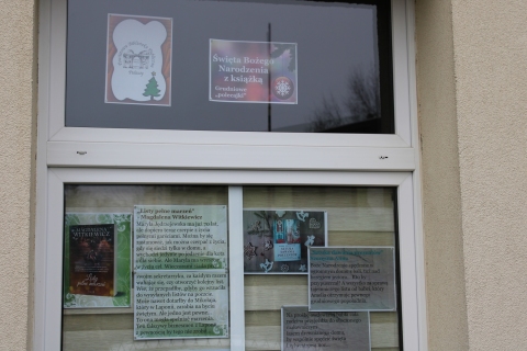  Zdjęcie prezentuje wystawę na oknach Powiatowej Biblioteki Publicznej opisującą książki, które w niezwykły sposób opisują bożonarodzeniowy nastrój, rodzinne spotkania i zimowe przygody.