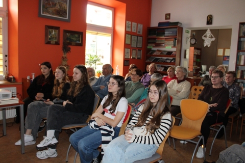 Zdjęcie prezentuje spotkanie Powiatowego Klubu Książki, które odbyło się 18 marca 2025 r. o godzinie 13:00 w Powiatowej Bibliotece Publicznej w Puławach a dotyczyło Izabeli Czartoryskiej. Wykład poprowadziły Justyna Chabros- nauczycielka historii oraz Katarzyna Dorosz–Dębska – psycholożka.