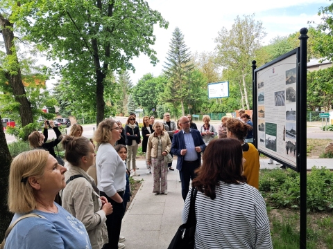  Zdjęcie prezentuje szkolenie wyjazdowe pt. „Zainspiruj się Nałęczowem – zmiany, które dają impuls do działania”, zorganizowane przez Powiatową Bibliotekę Publiczną w Puławach, które odbyło się 29 maja 2026 r. w Nałęczowie. Na zdjęciu bibliotekarze z terenu powiatu puławskiego w drodze na Górę Poniatowskiego..