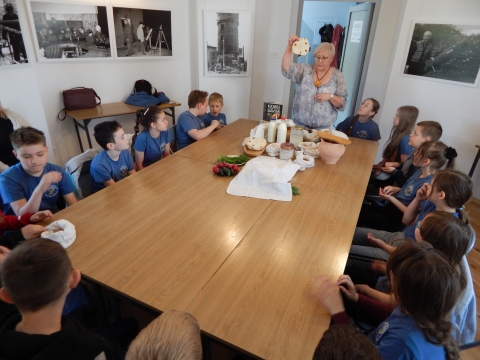 Zdjęcie przedstawia imprezę kulturalną „Jak dawniej gotowano” w ramach projektu „Ochrona i wykorzystanie zasobów dziedzictwa materialnego i niematerialnego dotyczącego obserwatorium astronomicznego w Puławach”.