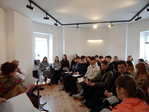 Zdjęcie przedstawia imprezę kulturalną „Jak dawniej mówiono” w ramach projektu „Ochrona i wykorzystanie zasobów dziedzictwa materialnego i niematerialnego dotyczącego obserwatorium astronomicznego w Puławach”.