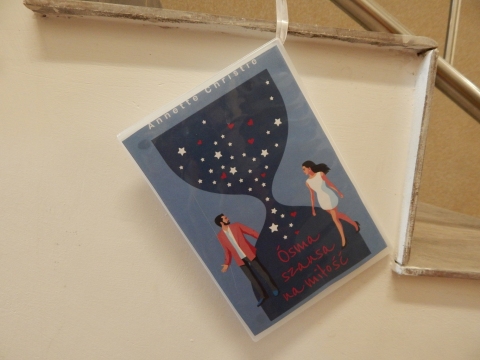 Zdjęcie prezentuje wystawę powieszoną na korytarzu przed biblioteką prezentującą różne okładki książek ze numerem tytule.