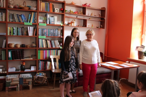 Zdjęcie prezentuje wręczenie nagród w powiatowym konkursie plastycznym „Wkomponuj Stefana Żeromskiego w pejzaż Nałęczowa”  które odbyło się 21 maja 2025 r. w siedzibie Powiatowej Biblioteki Publicznej w Puławach.