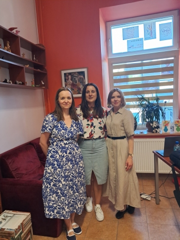  Zdjęcie prezentuje spotkanie z Justyną Chabros w ramach Powiatowego Klubu Książki, które odbyło się 26 maja 2026 r. o godz. 13:00 w Powiatowej Bibliotece Publicznej. Na zdjęciu Justyna Chabros, Katarzyna Adamowska-Kane i Agnieszka Piłat. 