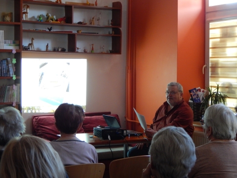 Zdjęcie prezentuje spotkanie autorskie z Jackiem Śnieżkiem w ramach Powiatowego Klubu Książki, które odbyło się w Powiatowej Bibliotece Publicznej 29 marca 2023 r. o godz. 12.00.