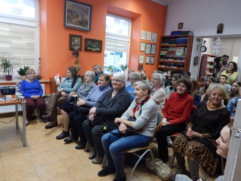 Zdjęcie prezentuje spotkanie z psychologiem Katarzyną Dorosz-Dębską w ramach Powiatowego Klubu Książki, które odbyło się w Powiatowej Bibliotece Publicznej 21 listopada 2023 r. o godzinie 12.00.