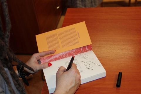 Zdjęcie prezentuje spotkanie autorskie z Mają Wolny w ramach Powiatowego Klubu Książki, które odbyło się 10 lutego 2026 r. o godzinie 13:00 w Powiatowej Bibliotece Publicznej w Puławach. Na zdjęciu Maja Wolny podpisuje swoją nową książkę. 