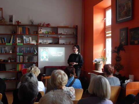 Zdjęcie prezentuje spotkanie autorskie z Mają Wolny w ramach Powiatowego Klubu Książki.