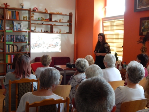 Zdjęcie prezentuje spotkanie z Martyną z Projektu Rumunia w ramach Powiatowego Klubu Książki, które odbyło się w Powiatowej Bibliotece Publicznej 21 czerwca 2023 r. o godz. 12.00.