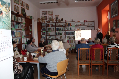 Zdjęcie prezentuje spotkanie z Wojciechem Potockim w ramach Powiatowego Klubu Książki autorem publikacji pt. „Stanisław Białata z Kotlin. Bohaterstwo Żołnierzy 1 Pułku Piechoty Legionów”, które odbyło się 18 listopada 2025 r. w Powiatowej Bibliotece Publicznej w Puławach.