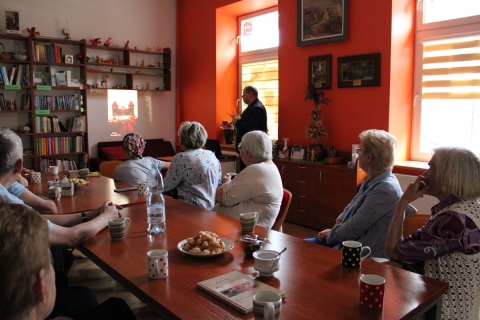  Zdjęcie prezentuje spotkanie autorskie ze Zbigniewem Kiełbem w ramach Powiatowego Klubu Książki, które odbyło się 22 maja 2024 r. w Powiatowej Bibliotece Publicznej w Puławach.
