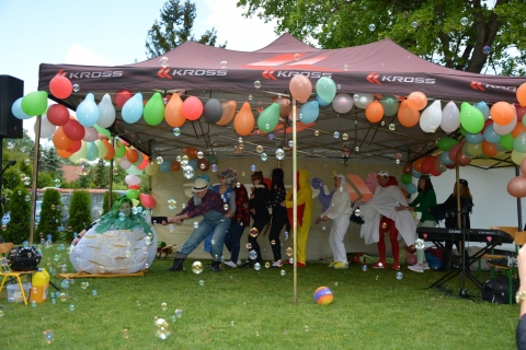 Fotorelacja z wydarzeń, które odbyły się w ramach projektu „Dziecięca podróż w świat słowa i zabawy” realizowanego przez Przedszkole i Bibliotekę Publiczną w Kazimierzu Dolnym.