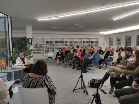  Fotorelacja z wydarzeń, które odbyły się w ramach projektu "Podróże z książką" realizowanego przez Małgorzatę Józefacką, Barbarę Dzikoń i Bibliotekę Publiczną w Kazimierzu Dolnym.