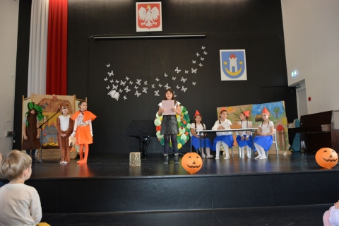 Zdjęcie pokazuje Przegląd Teatrzyków Szkolnych, który odbył się 27 października 2022 r. w auli Gminnego Zespołu Szkół w Kazimierzu Dolnym.