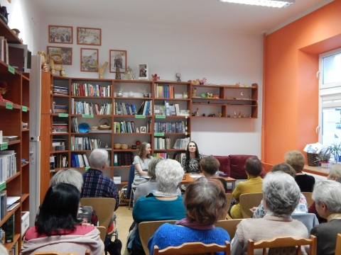 Zdjęcie prezentuje spotkanie autorskie z Anną Magdaleną Filipiak w ramach Powiatowego Klubu Książki, które odbyło się w Powiatowej Bibliotece Publicznej 30 listopada 2022 r. o godz. 12.OO.