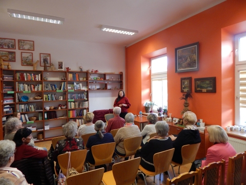 Zdjęcie prezentuje spotkanie autorskie z Sylwią Winnik w ramach Powiatowego Klubu Książki, które odbyło się w Powiatowej Bibliotece Publicznej 27 października 2022 r. o godz. 11.OO.