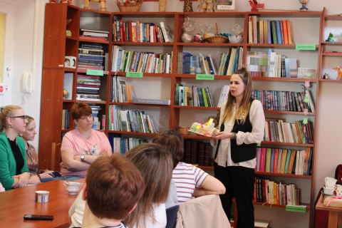 Zdjęcie prezentuje szkolenie dla bibliotekarzy z terenu powiatu puławskiego, kute odbyło się  17 kwietnia 2026 r. w Powiatowej Bibliotece Publicznej w Puławach. Na zdjęciu Paulina Zielińska i bibliotekarze z terenu powiatu.