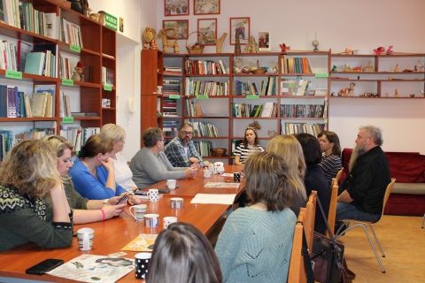 Zdjęcie prezentuje szkolenie dla bibliotekarzy z terenu powiatu puławskiego, które odbyło się 7 listopada 2025 r. o godz. 9:30 w Powiatowej Bibliotece Publicznej w Puławach.