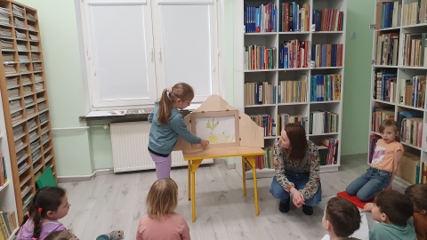 Zdjęcie przedstawia lekcję biblioteczną w Bibliotece - Mediatece Szkoły Podstawowej nr 3 im. Jana Brzechwy w Puławach, która odbyła się 4 kwietnia 2023 r. 