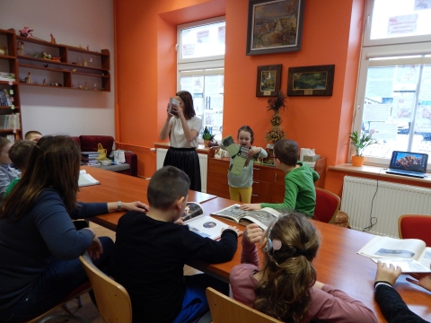 Zdjęcie przedstawia wizytę grupy „Puchatki” z Publicznego Przedszkola Integracyjnego w Puławach w Powiatowej Bibliotece Publicznej w Puławach.